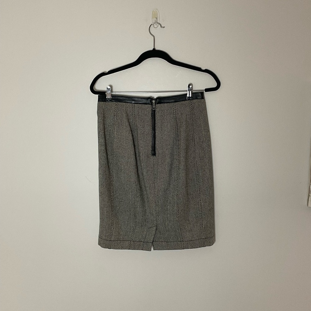 Burberry Brit Classic Black & White Tweed Pencil Skirt Zip Details Leather Trim - Picture 6 of 8